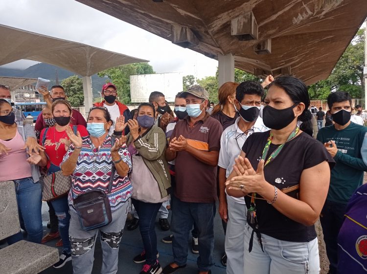 Trabajadores del Terminal de San Cristóbal protestan / Luzfrandy Contreras
