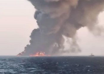 Se incendia y hunde un importante buque militar iraní en el golfo de Omán