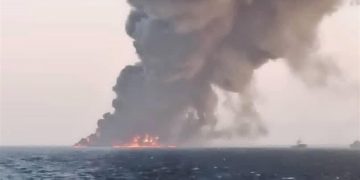 Se incendia y hunde un importante buque militar iraní en el golfo de Omán
