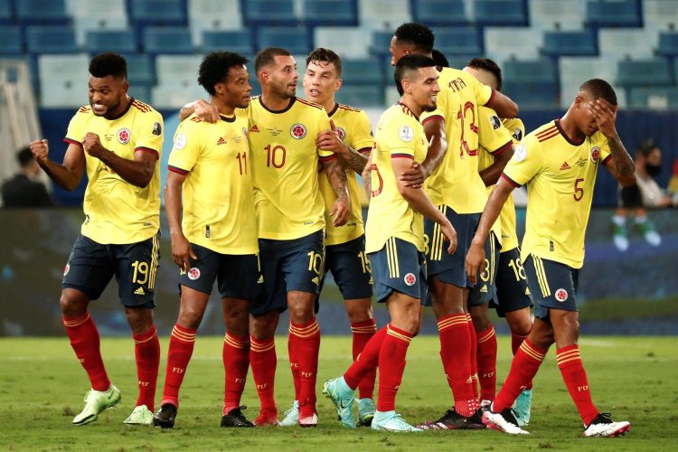 El jugador Edwin Cardona (3-i) de Colombia celebra, el 13 de junio de 2021, con sus compañeros tras anotar un gol durante un partido de la Copa América. EFE/Sebastiao Moreira