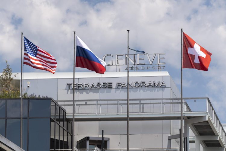 Las banderas de EEUU, Rusia y Suiza ondean en el aeropuerto internacional de Ginebra en las hroas previas a la cumbre entre el presidente estadounidense, Joe Biden, y el ruso Vladimir Putin.