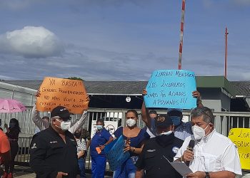 Licoreros protestan frente a sede de La Polar porque «están vendiéndole licor a titirimundachi» 