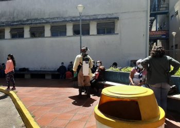 La angustia de los familiares de pacientes hospitalizados en áreas covid del Hospital Central de San Cristóbal 
