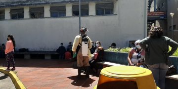 La angustia de los familiares de pacientes hospitalizados en áreas covid del Hospital Central de San Cristóbal 