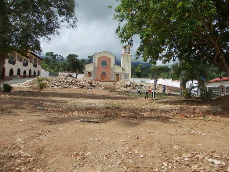  Los Escombros fueron colocados  frente al templo Virgen del Rosario.