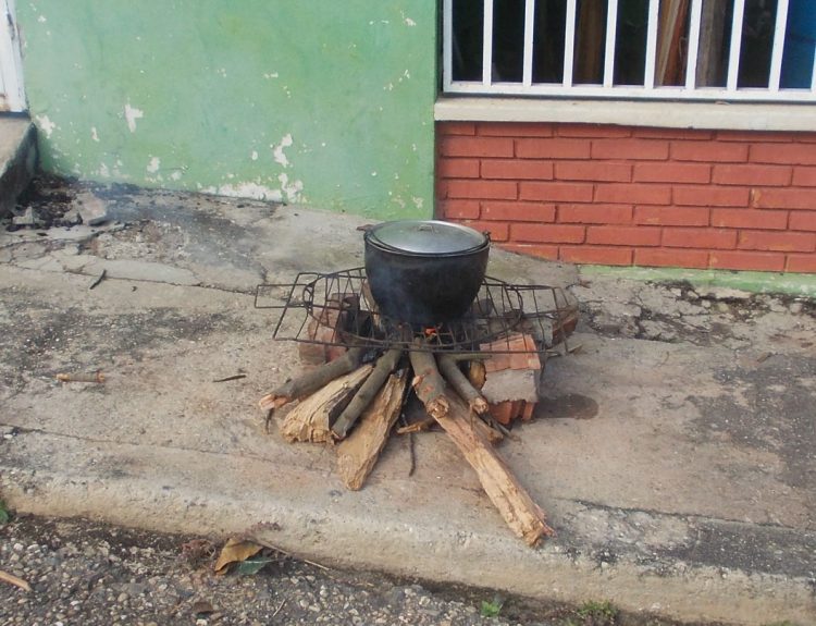 Escasea el gas para uso doméstico en Rafael Rangel, ha vuelto la cocina con leña.