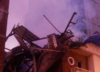 Voraz incendio colapsa edificio en Maripérez