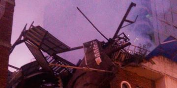 Voraz incendio colapsa edificio en Maripérez