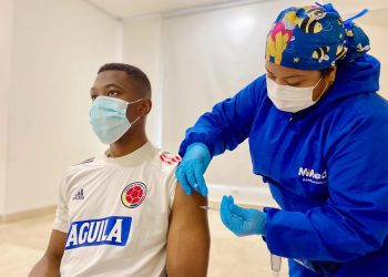 Selección colombiana recibe vacuna antes de partir a Brasil para Copa América