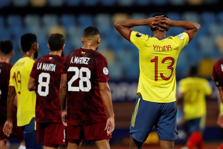 El jugador Yerry Mina (d) de Colombia lamenta hoy una jugada contra Venezuela, durante un partido por el grupo B de la Copa América en el Estadio Olímpico Pedro Ludovico Teixeira, en Goiania (Brasil). EFE