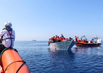 El barco de Médicos sin Fronteras rescata a 410 migrantes en el Mediterráneo
