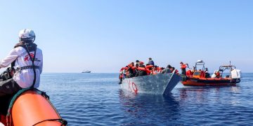 El barco de Médicos sin Fronteras rescata a 410 migrantes en el Mediterráneo