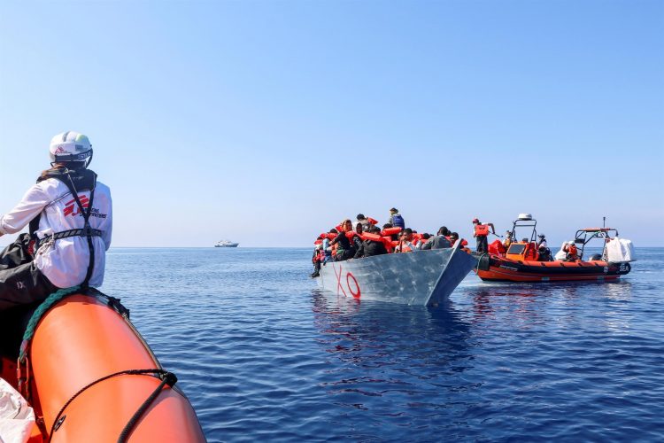 Vista de un rescate realizado este sábado por MSF de 93 personas a bordo de una embarcación en peligro. EFE/MSF/Avra Fialas