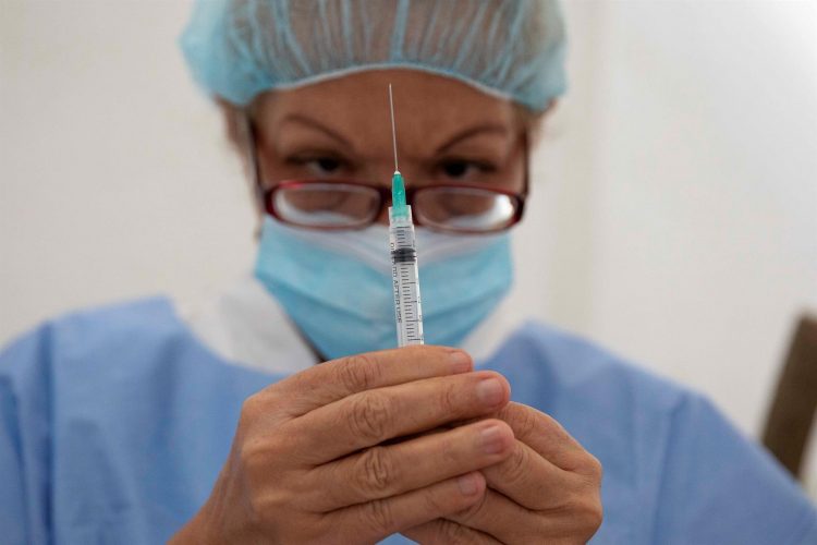 Una enfermera fue fotografiada al preparar una dosis de la vacuna china Vero Celll contra la covid-19, en el Concejo Municipal de Baruta, en Caracas (Venezuela). EFE/Rayner Peña