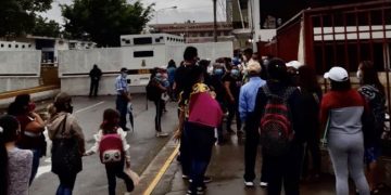 Instalan punto de control en frontera para evaluar a quienes cruzan por razones humanitarias