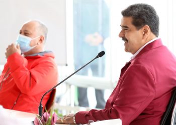 Maduro exige que el diálogo con la oposición sea público y con la prensa