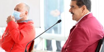 Maduro exige que el diálogo con la oposición sea público y con la prensa