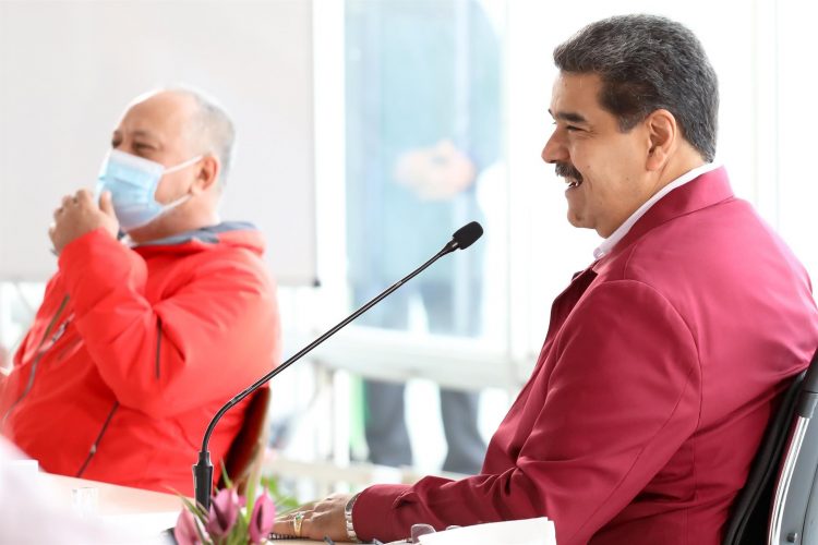 Fotografía cedida por prensa de Miraflores que muestra al presidente de Venezuela, Nicolás Maduro, mientras participa en un acto del Partido Socialista Unido de Venezuela (PSUV)
en Caracas (Venezuela). EFE/Prensa de Miraflores