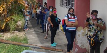 Larga cola para vacunarse en Hospital María Aracelis Álvarez de Betijoque
