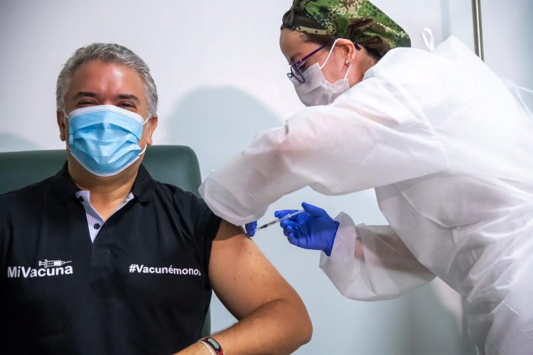 Fotografía cedida por la Presidencia de Colombia que muestra al mandatario Iván Duque mientras recibe la vacuna Pfizer contra la covid-19 hoy, en Bogotá (Colombia). EFE/ Presidencia de Colombia