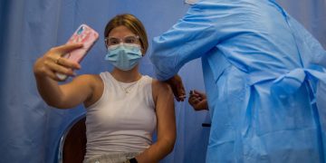 Los anticuerpos perduran 12 meses después y aumentan con la vacuna