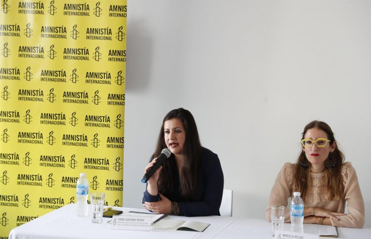 En la imagen, la directora ejecutiva de Amnistía Internacional (AI) en Argentina, Mariela Belski (d), y la directora de Amnistía Internacional para las Américas, Érika Guevara (i). EFE/David Fernández/Archivo