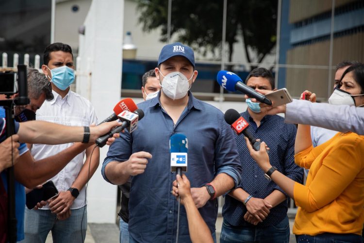 El gerente del diario El Nacional, Jorge Makriniotis, ofrece declaraciones frente a la antigua sede del periódico este lunes, en Caracas (Venezuela). EFE/Rayner Peña R.