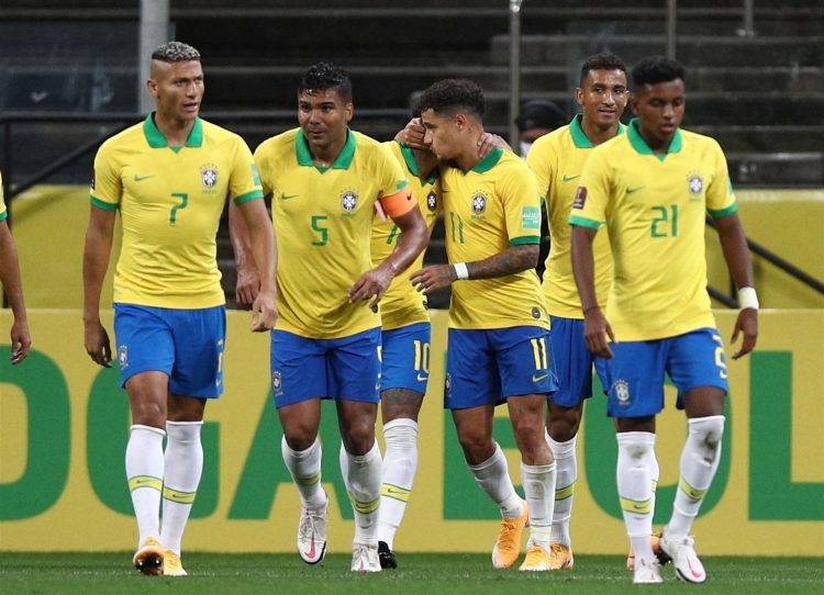 Fotografía tomada el pasado 9 de octubre en la que se registró a jugadores de Brasil al celebrar un gol que le anotaron a Bolivia, durante un partido de las Eliminatorias Sudamericanas al Mundial FIFA Catar 2022, en el estadio Arena de Sao Paulo, en Sao Paulo (Brasil). EFE/