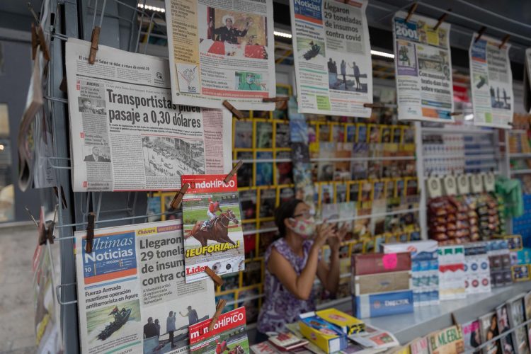 Fotografía que muestra varios periódicos expuestos en un kiosko el 10 de junio de 2021, en Caracas (Venezuela). EFE/Rayner Peña R