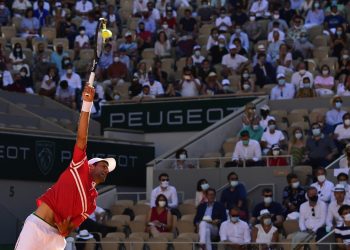 Djokovic reconquista París tras remontar a Tsitsipas