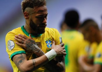 Neymar dirige la orquesta de Brasil y queda a 10 goles de la marca de Pelé