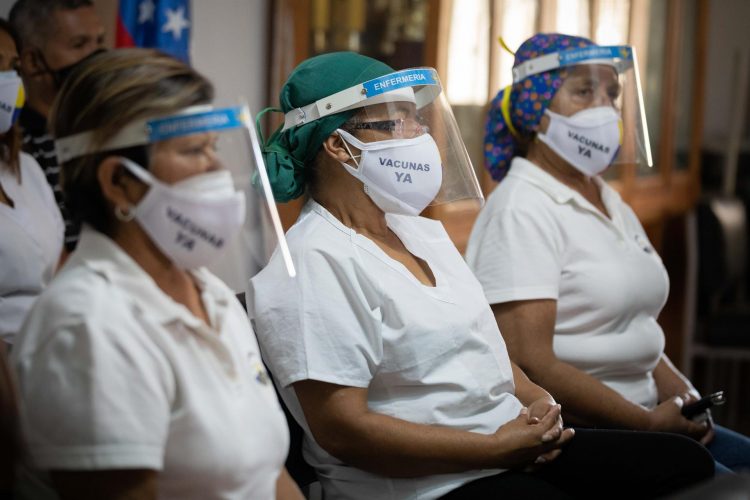 Varias enfermeras participan en una rueda de prensa en Caracas (Venezuela). EFE/ Rayner Peña R./Archivo