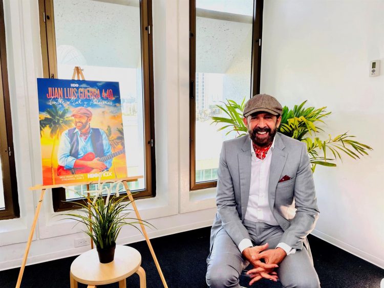El artista dominicano Juan Luis Guerra posa durante una rueda de prensa sobre el lanzamiento del documental "Entre el mar y las palmeras" ayer, en Miami Beach, Florida (EE.UU.). EFE/Alicia Civita