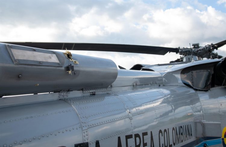 impactos de bala en el helicóptero en el que viajaba el presidente de Colombia, Iván Duque, en Cúcuta (Colombia). EFE/ César Carrión / Presidencia de Colombia