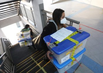 Abren los centros de votación para las elecciones regionales de Chile