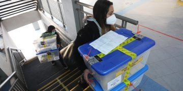 Abren los centros de votación para las elecciones regionales de Chile