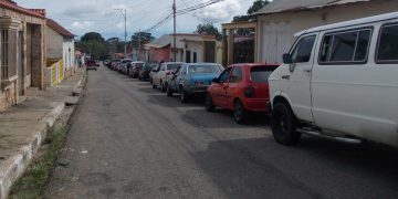 Inmensas colas para surtirse de gasolina en Betijoque