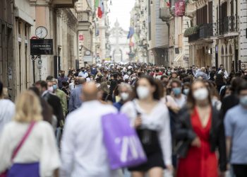 Las mascarillas dejaran de ser obligatorias al aire libre en Italia desde el 28 de junio