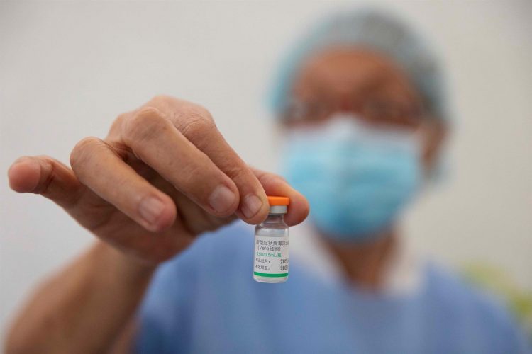 Una enfermera muestra una dosis de la vacuna china Vero Cell contra la covid-19, el 28 de mayo de 2021, en el Concejo Municipal de Baruta, en Caracas. EFE/Rayner Peña R./Archivo