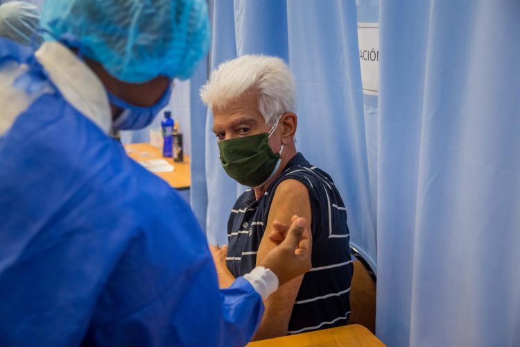 Un adulto mayor recibe una dosis de la vacuna contra la covid-19, durante una jornada de inmunización en Caracas (Venezuela). EFE/Miguel Gutiérrez/Archivo