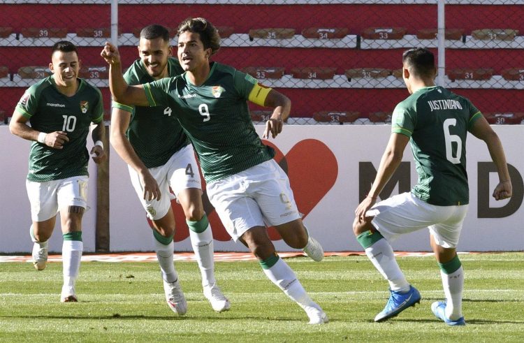 Marcelo Martins (2-d) de Bolivia celebra un gol contra Venezuela hoy, en un partido de las eliminatorias sudamericanas para el Mundial de Catar 2022 en el estadio Hernando Siles en La Paz (Bolivia). EFE/Aizar Raldés/Pool