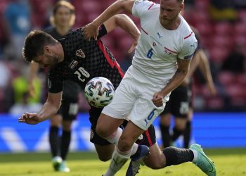 1-1. Croacia sobrevive en el alambre