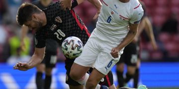 1-1. Croacia sobrevive en el alambre