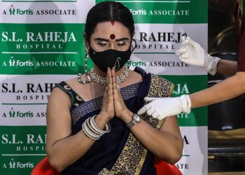 Menos de 50.000 contagios por covid-19 en la India tras un récord de vacunación