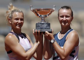 Krejcikova también gana el dobles de Roland Garros