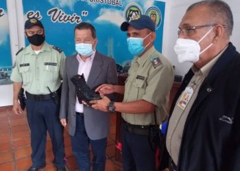 Gustavo Delgado entregó dotación de calzado  a funcionarios de PoliSanCristóbal