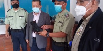 Gustavo Delgado entregó dotación de calzado  a funcionarios de PoliSanCristóbal