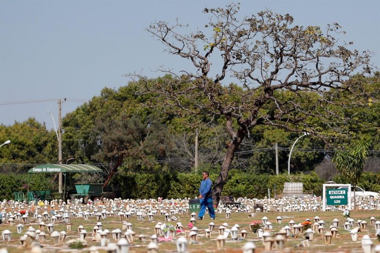 Un funcionario camina en el cementerio Campo da Esperança, hoy en Brasilia. EFE/Fernando Bizerra