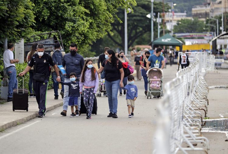 Varias personas cruzan el puente internacional Simón Bolívar desde Venezuela hacía Colombia, gracias a la apertura de un corredor humanitario, el 2 de junio de 2021, en Cúcuta (Colombia). EFE/Mario Caicedo