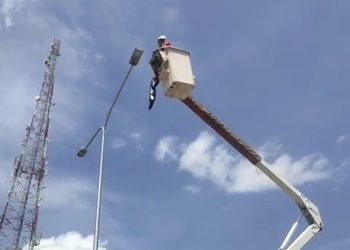 Operarios de Corpoelec rehabilitan alumbrado público en la avenida Rotaría de San Cristóbal